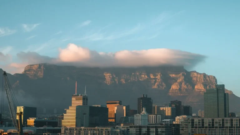 Cape Town silüeti üzerinde bulutlu Table Mountain