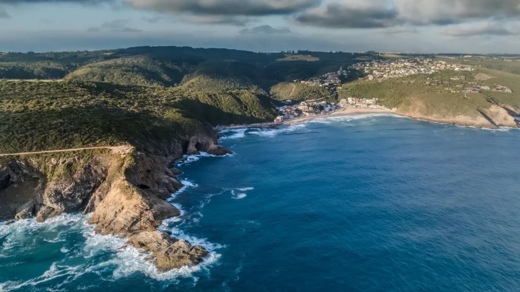 Herolds Bay çevresinde Güney Afrika kıyısı ve kayalık sahil