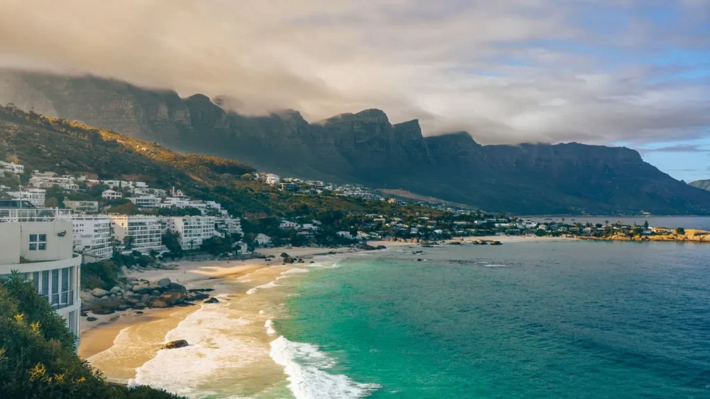 Cape Town kıyısında Table Mountain ve sahil şeridi