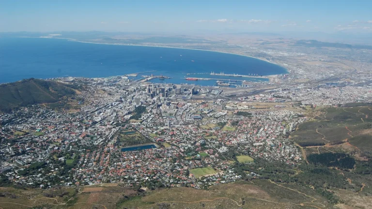 Table Mountain üzerinden Cape Town manzarasını gösteren turizm fotoğrafı
