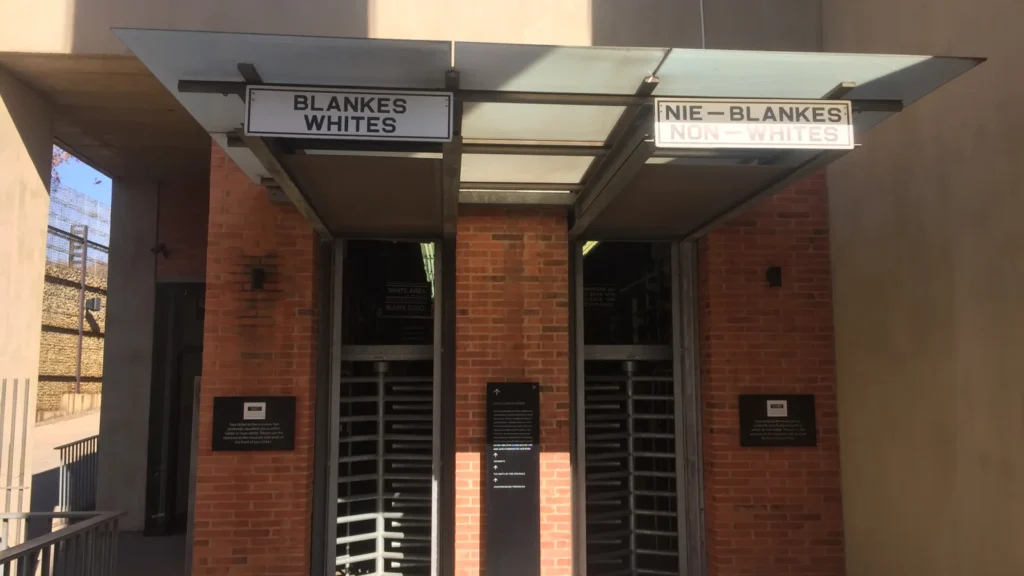 Johannesburg Apartheid Museum girişini gösteren fotoğraf