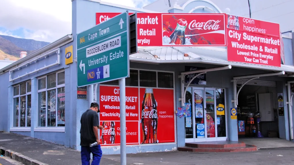Güney Afrika günlük alışverişini yorumlayan market fotoğrafı