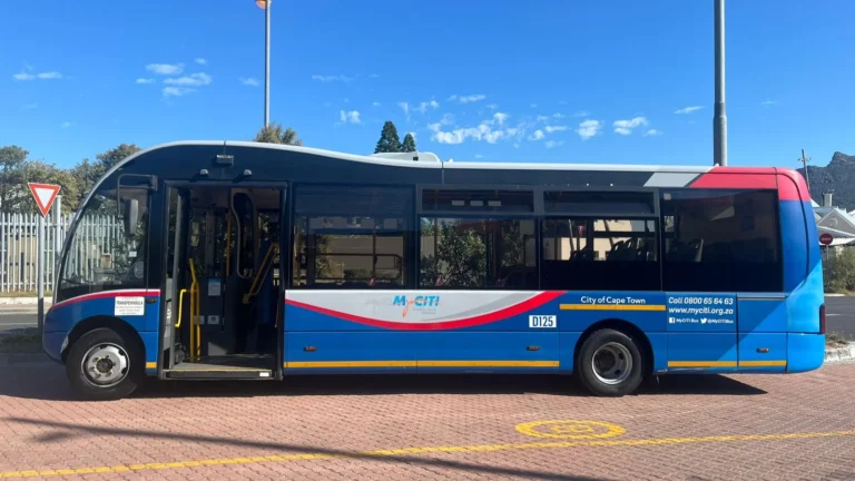 Cape Town’da MyCiTi otobüsünü gösteren gerçek fotoğraf