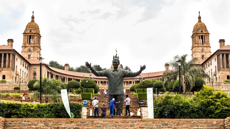 Pretoria'da Union Buildings bahçesinde Nelson Mandela heykeli