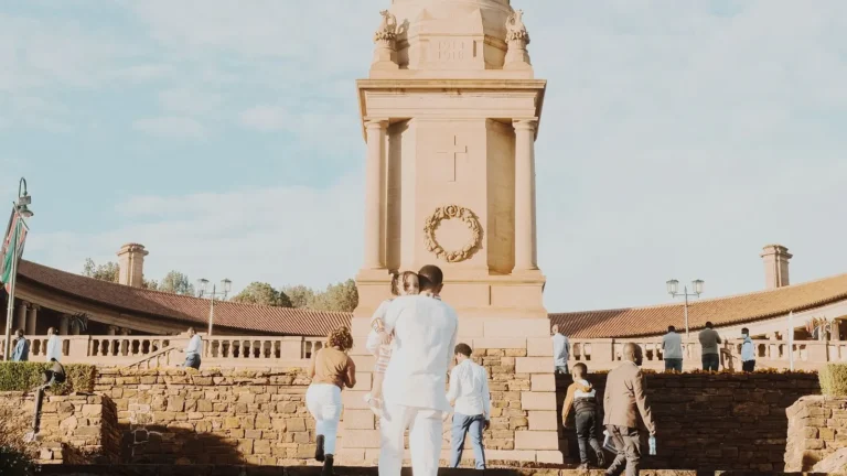 Pretoria'da Union Buildings merdivenlerindeki anıt